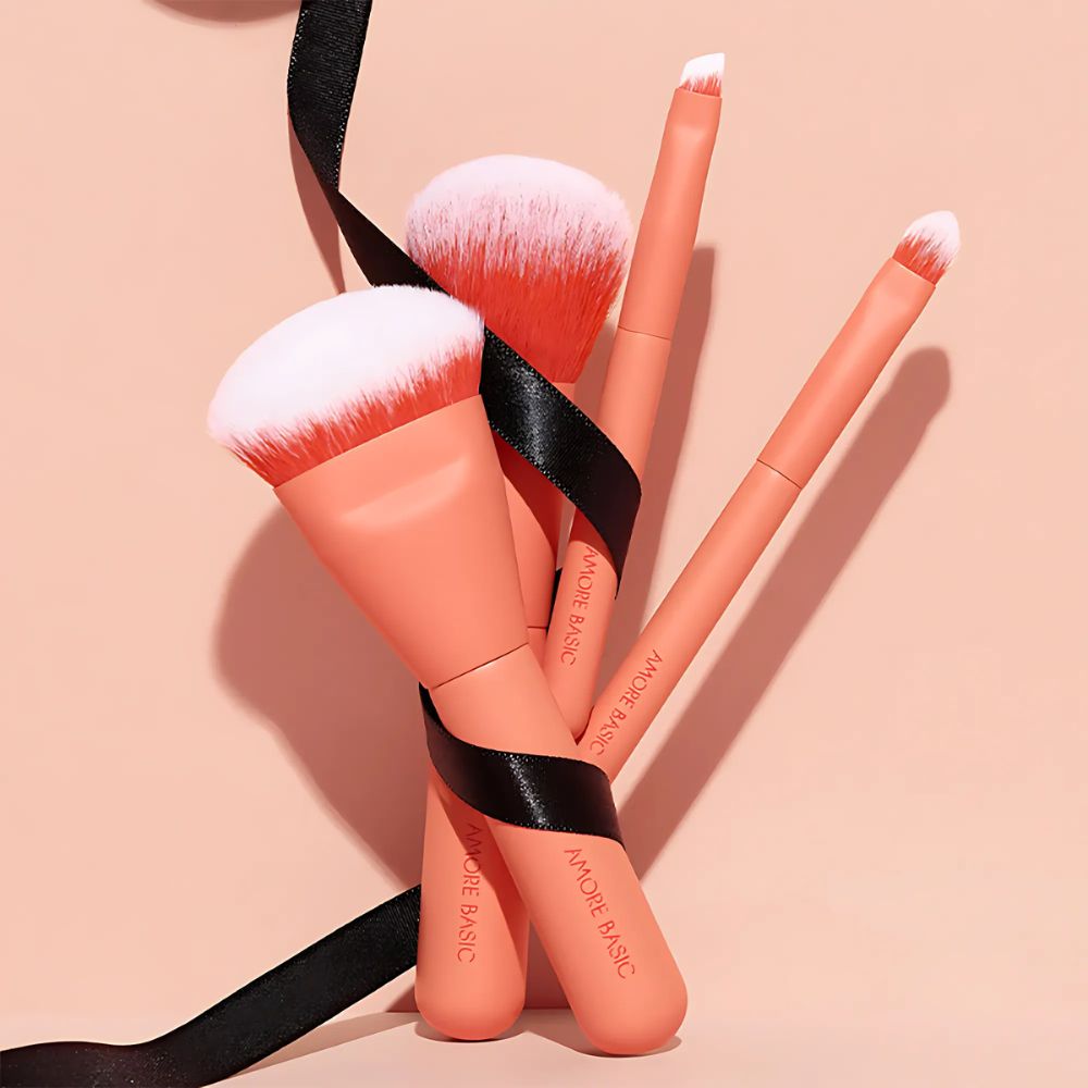 Each brush in the kit features soft, durable bristles that ensure smooth application, whether you're blending eyeshadows, applying foundation, or adding finishing touches.