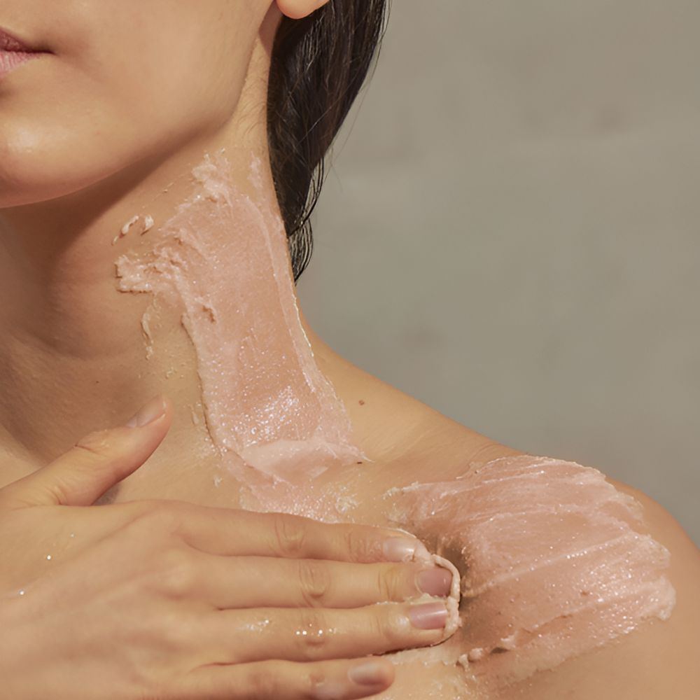 It’s enriched with natural ingredients that help maintain the skin’s moisture while providing a fresh and invigorating cleanse.