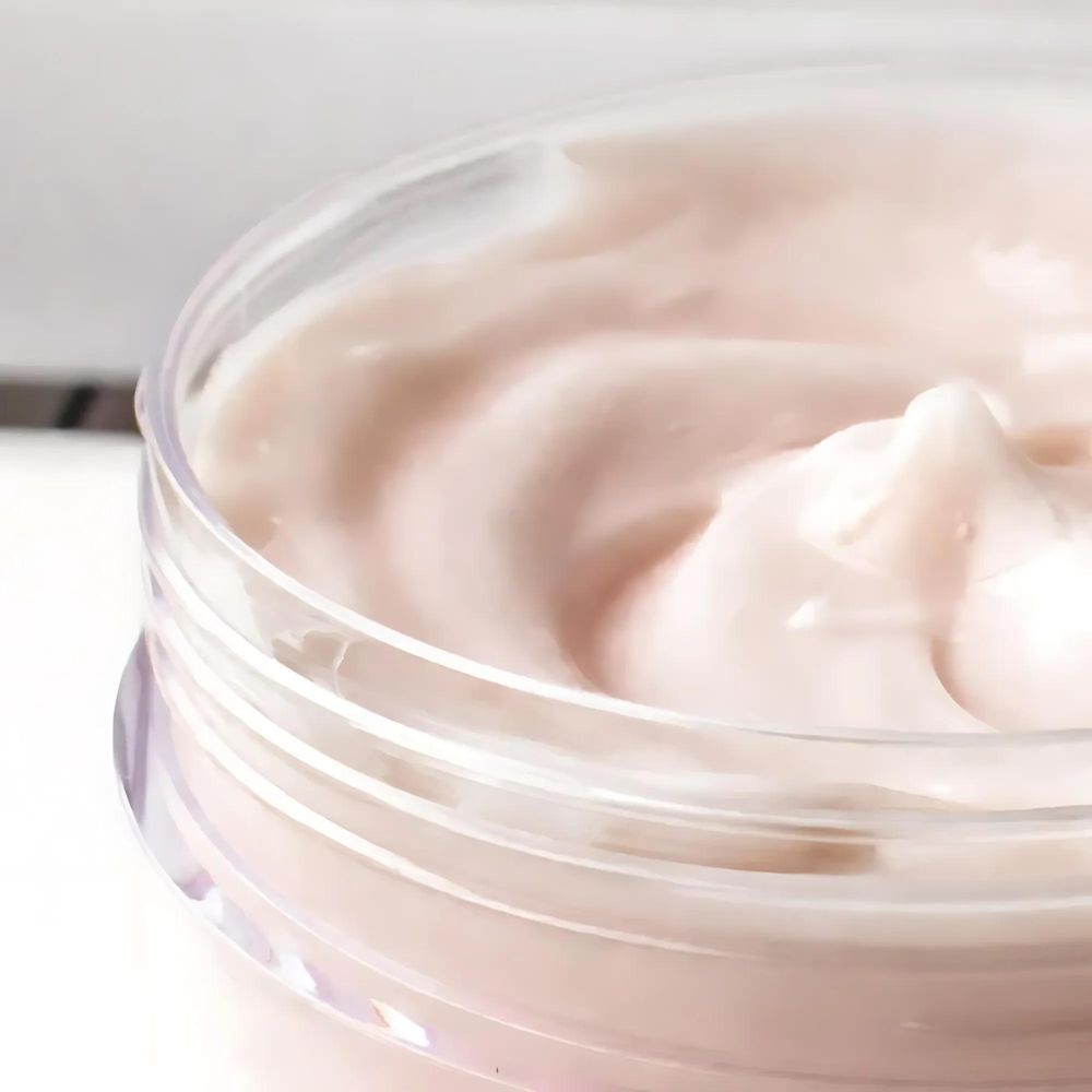 It deeply conditions, replenishing moisture and revitalizing each strand, leaving hair softer, stronger, and more resilient.
