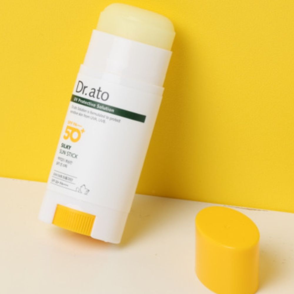t provides broad-spectrum coverage against UVA and UVB rays, with a lightweight, non-greasy formula that glides smoothly onto the skin.