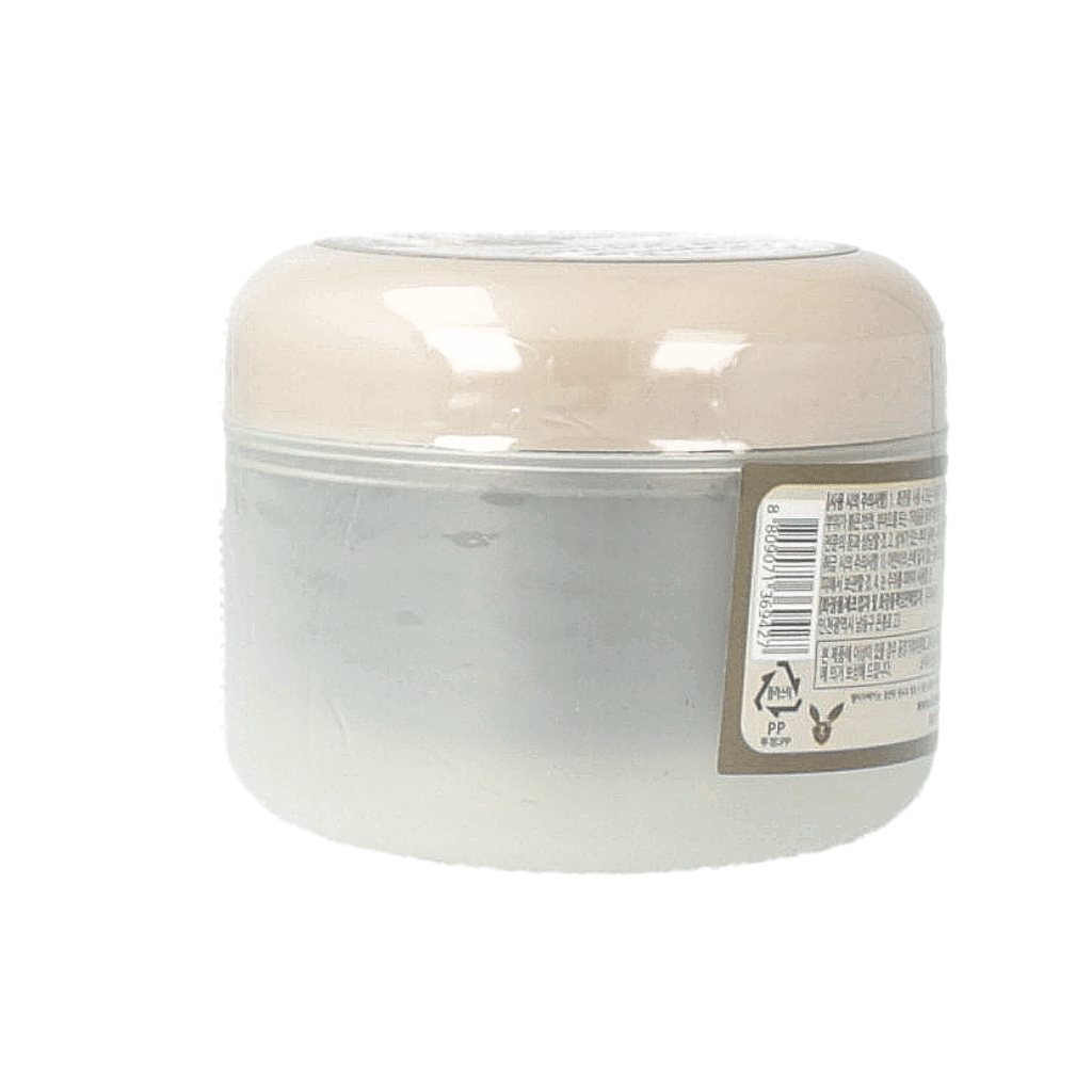 This innovative mask combines clay with carbonated bubbles that activate upon application, creating a foaming effect that helps to penetrate pores, remove impurities, and absorb excess oil.