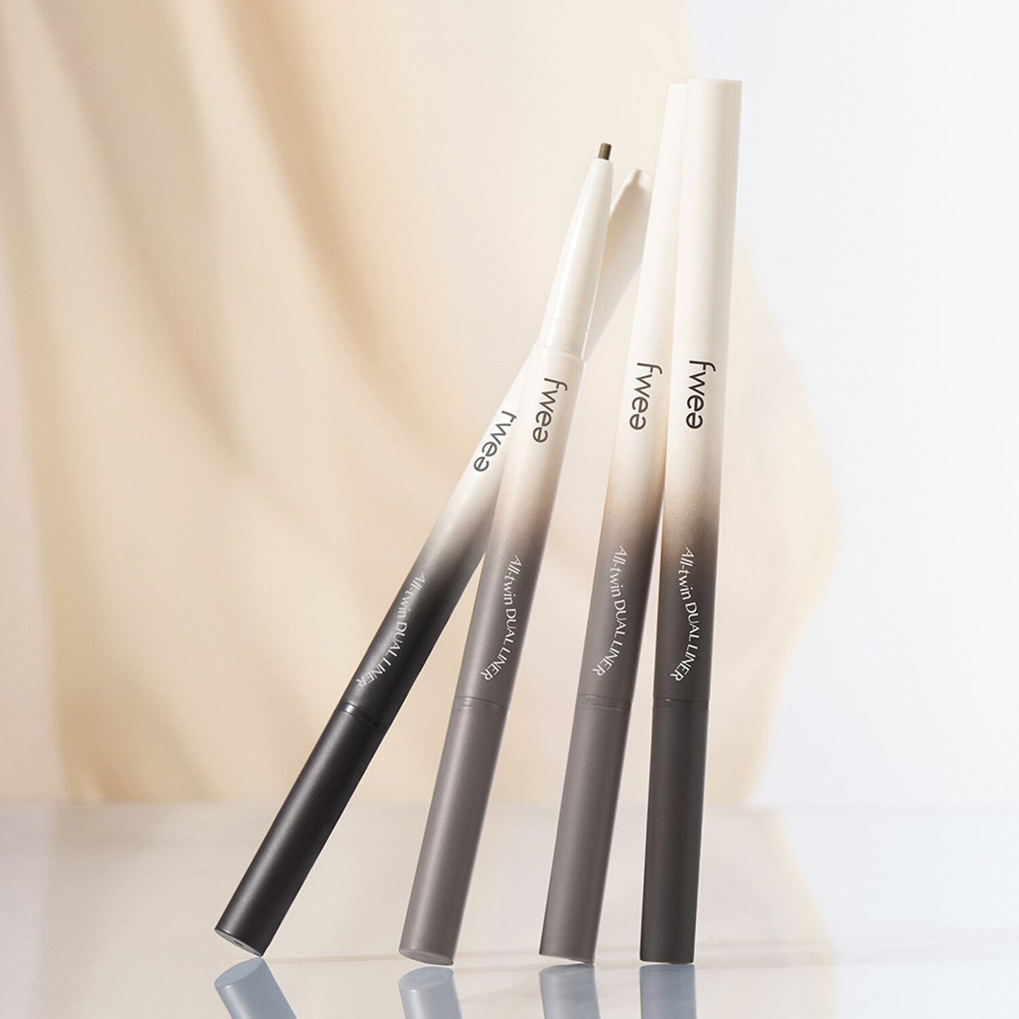 This liner features two different tips, allowing you to achieve both fine, detailed lines and bold, dramatic strokes with ease.