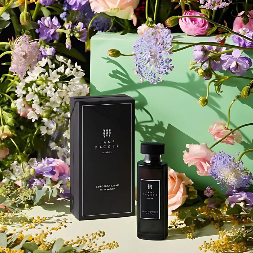 Its light, feminine aroma is perfect for daily wear, evoking feelings of serenity and natural beauty.