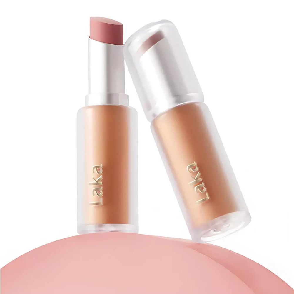 The lightweight formula feels comfortable all day, ensuring a flawless look that stays put.