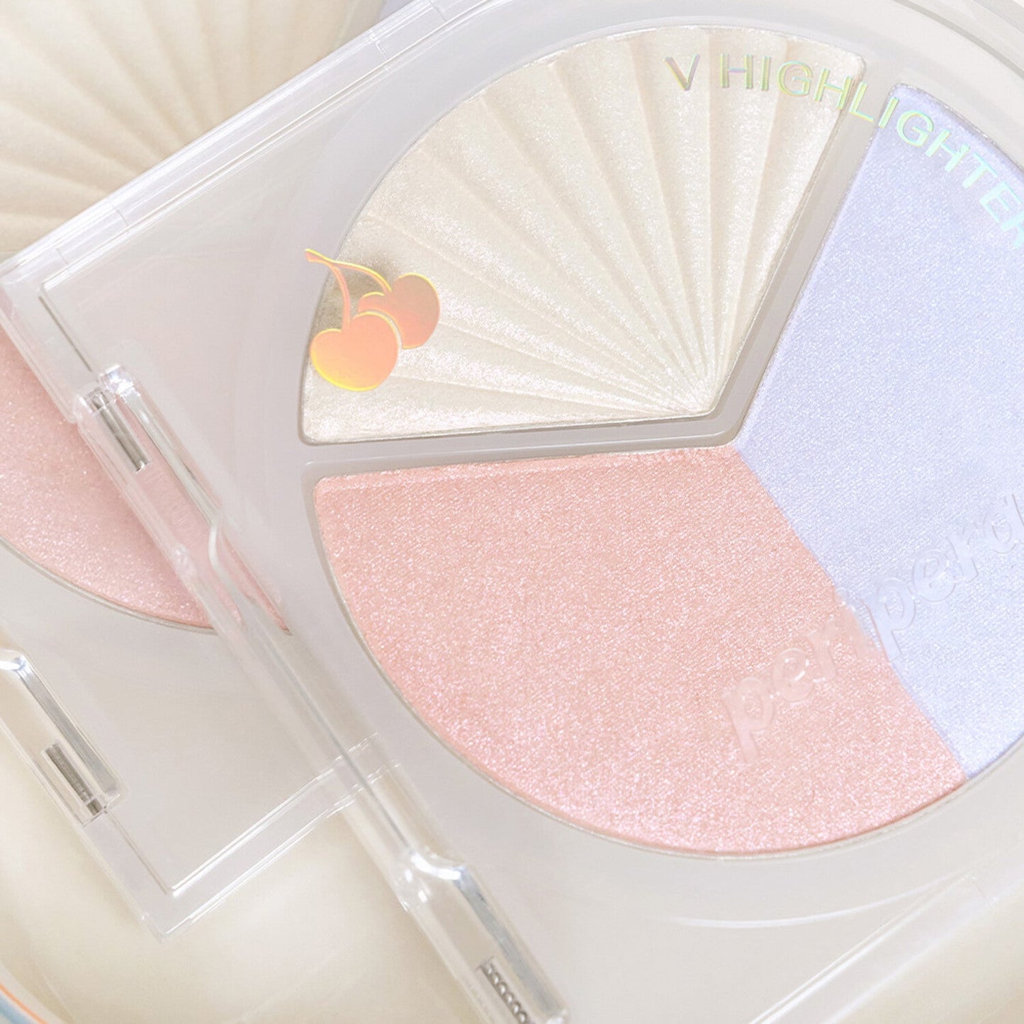 Shimmering champagne PERIPERA V Highlighter 8.2g, compact size for easy use.