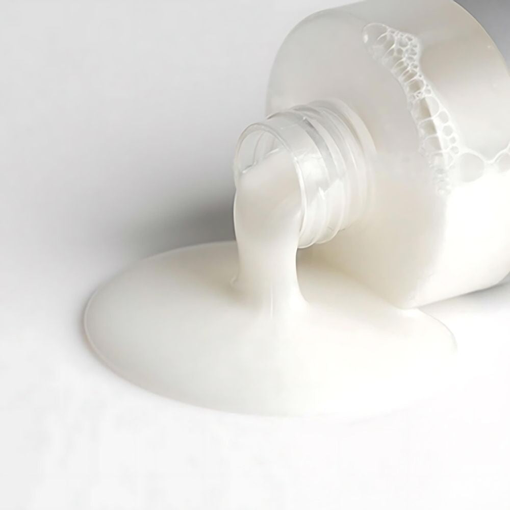 Formulated with climbazole, an antifungal ingredient, this shampoo helps to combat dandruff and reduce flakiness by targeting the underlying fungal causes.