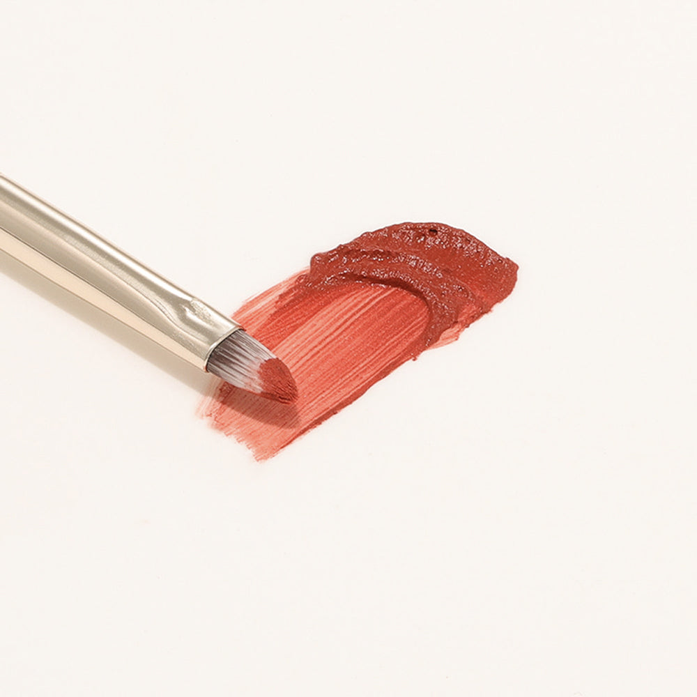 The brush has soft, dense bristles that facilitate smooth and even application of lipsticks, glosses, and liners.