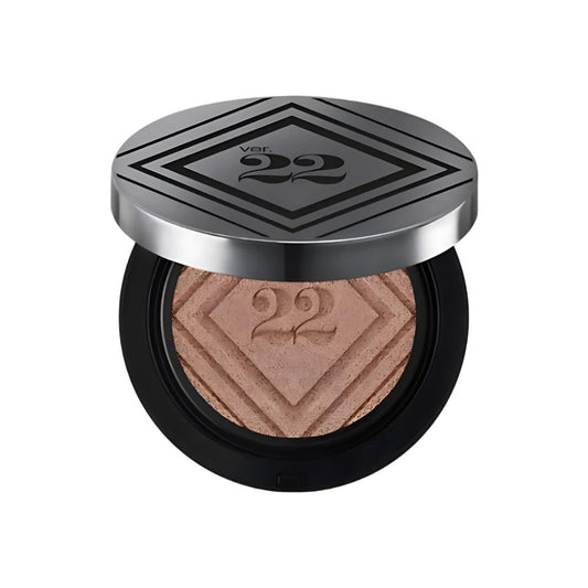 The chosungah22 C&T VVIG Cushion Cica Ampoule Special Kit (25g) is a skincare-infused cushion foundation that delivers flawless coverage while soothing and nourishing the skin.