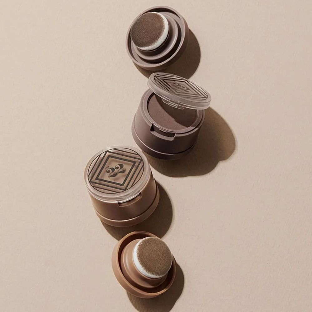 The lightweight, powder formula adheres easily to the hair, providing instant coverage for gray hairs or roots, while adding volume and texture.