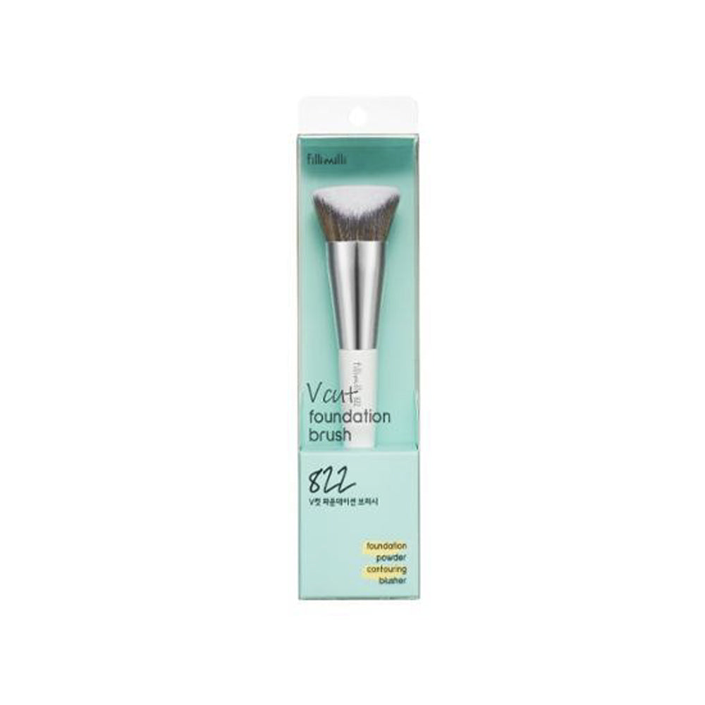 The unique cut of the brush allows for easy blending along the edges of the nose, eyes, and jawline, ensuring a flawless finish.