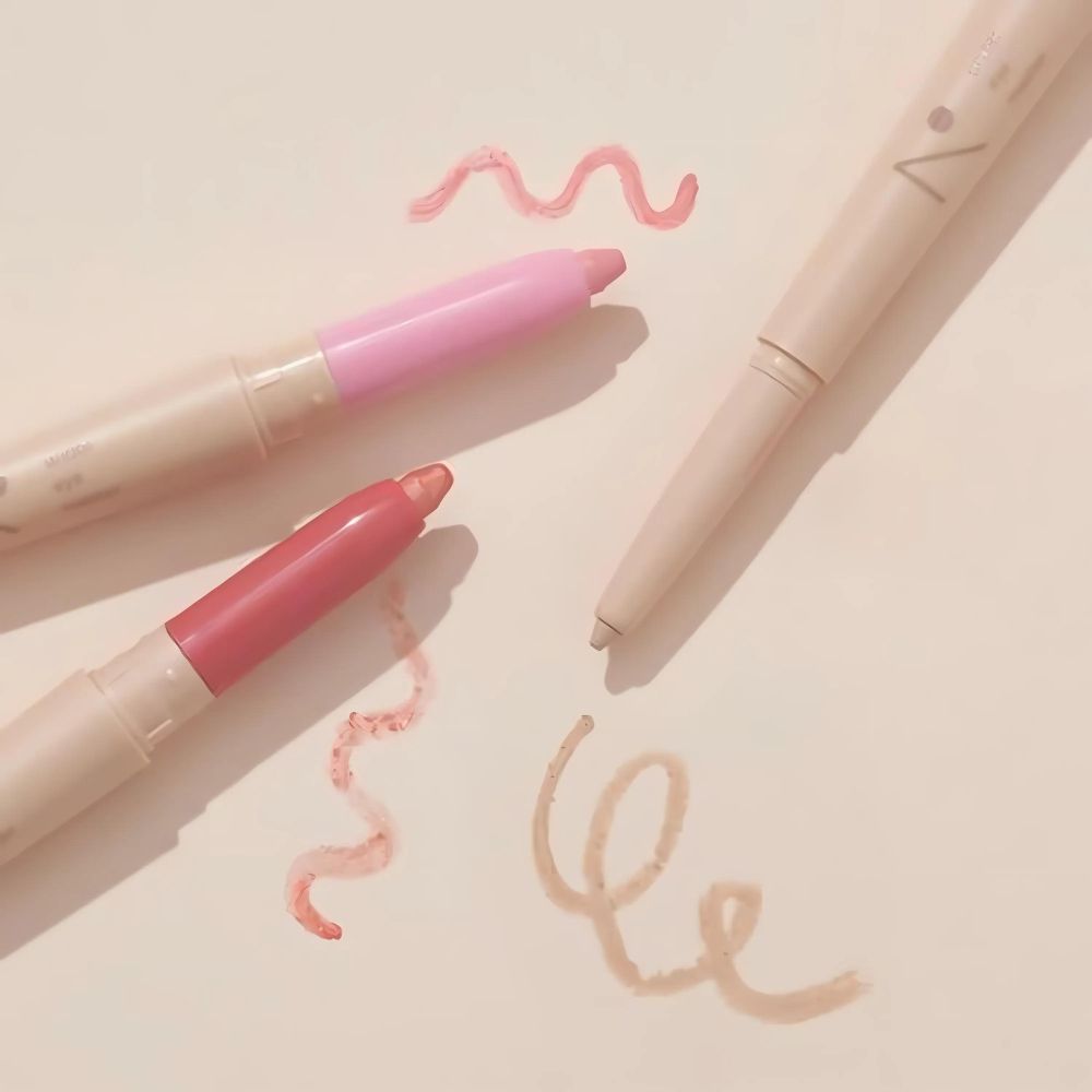 One end features a soft shimmer to highlight, while the other delivers a natural contour for a fuller, lifted appearance.