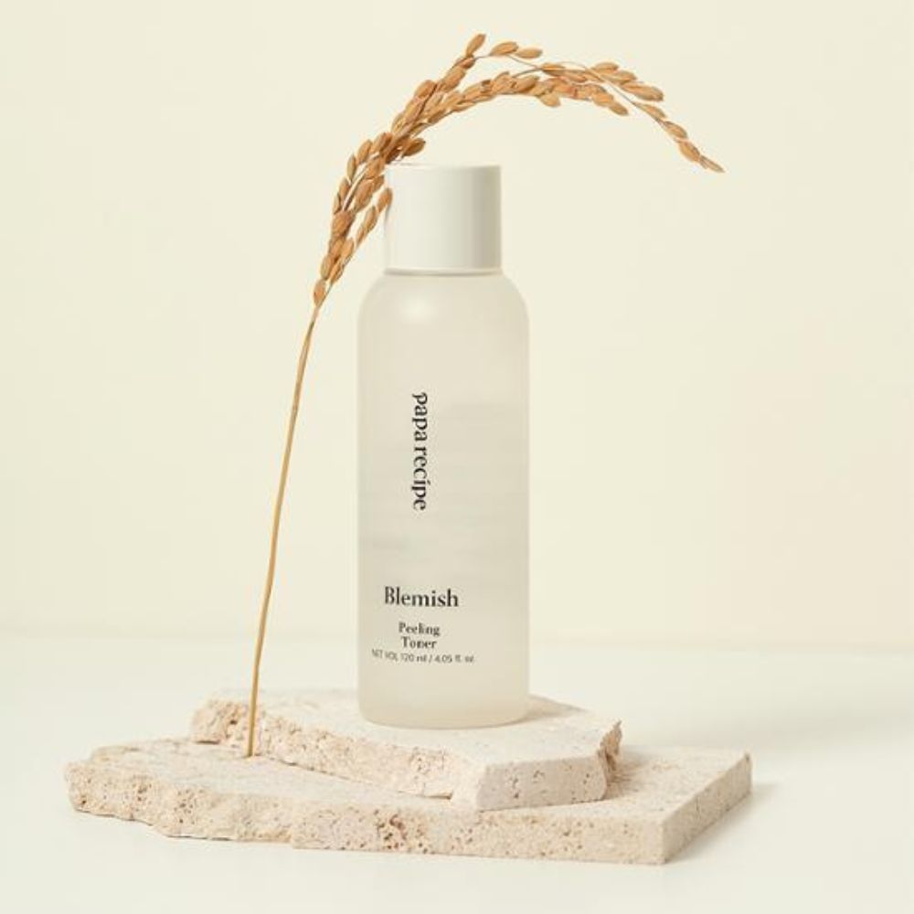 Formulated with mild exfoliants, it helps to remove dead skin cells and unclog pores, promoting a smoother and clearer complexion.