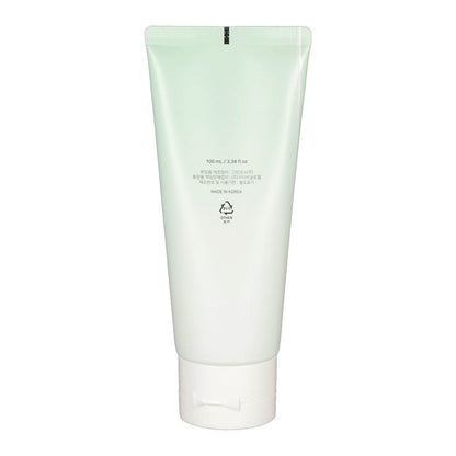 Its refreshing formula helps to soothe and brighten the complexion, leaving the skin feeling clean, soft, and refreshed. 
