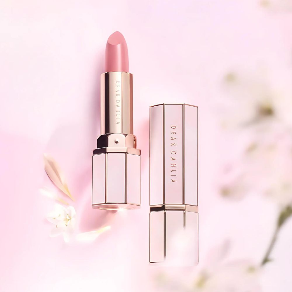 This luxurious lip product offers a radiant, glossy finish while deeply nourishing your lips with a blend of antioxidant-rich dahlia flower extract and plant-based ingredients.