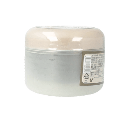 This innovative mask combines clay with carbonated bubbles that activate upon application, creating a foaming effect that helps to penetrate pores, remove impurities, and absorb excess oil.