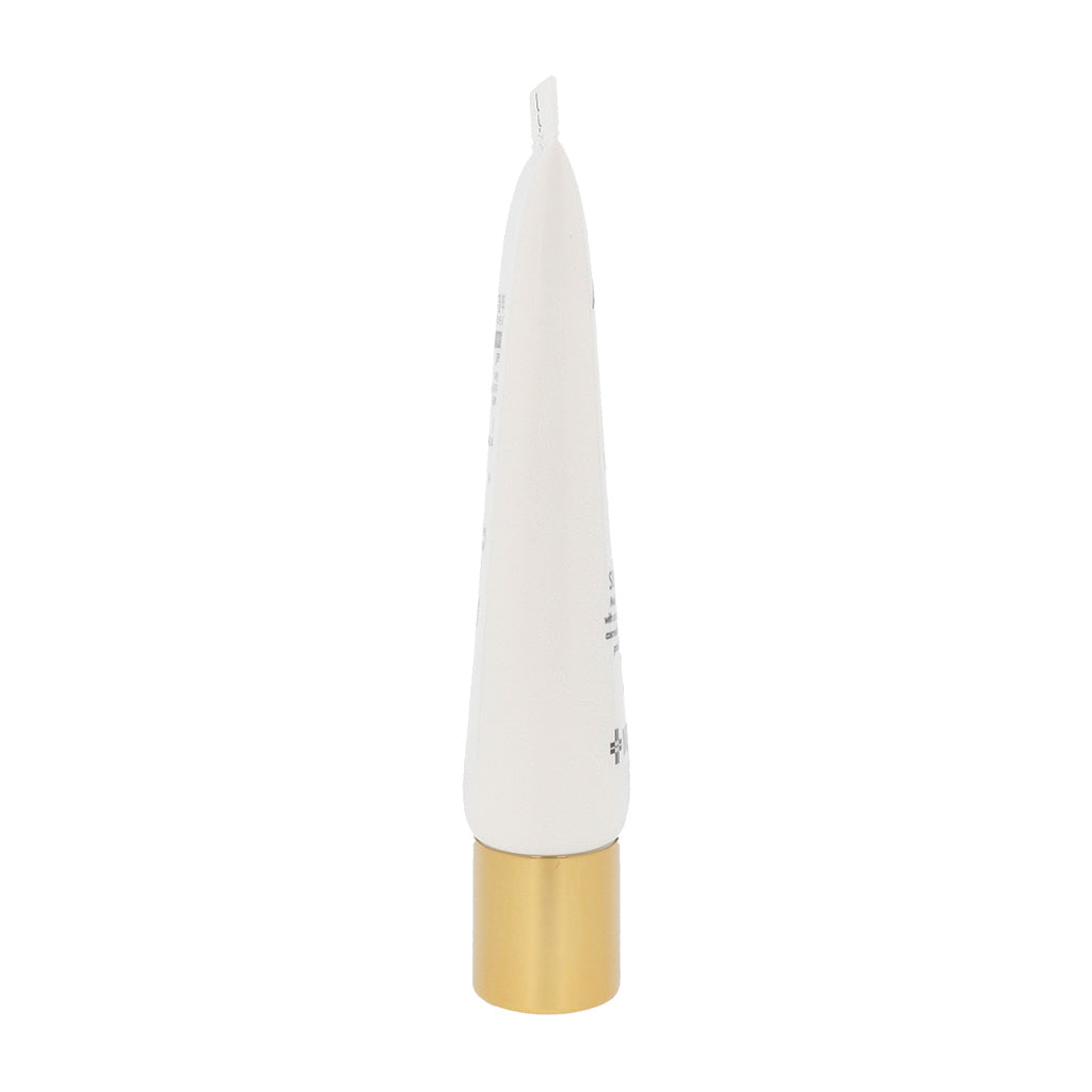 Protection: Provides comprehensive protection from harmful UV rays, helping to prevent sunburn and premature aging.