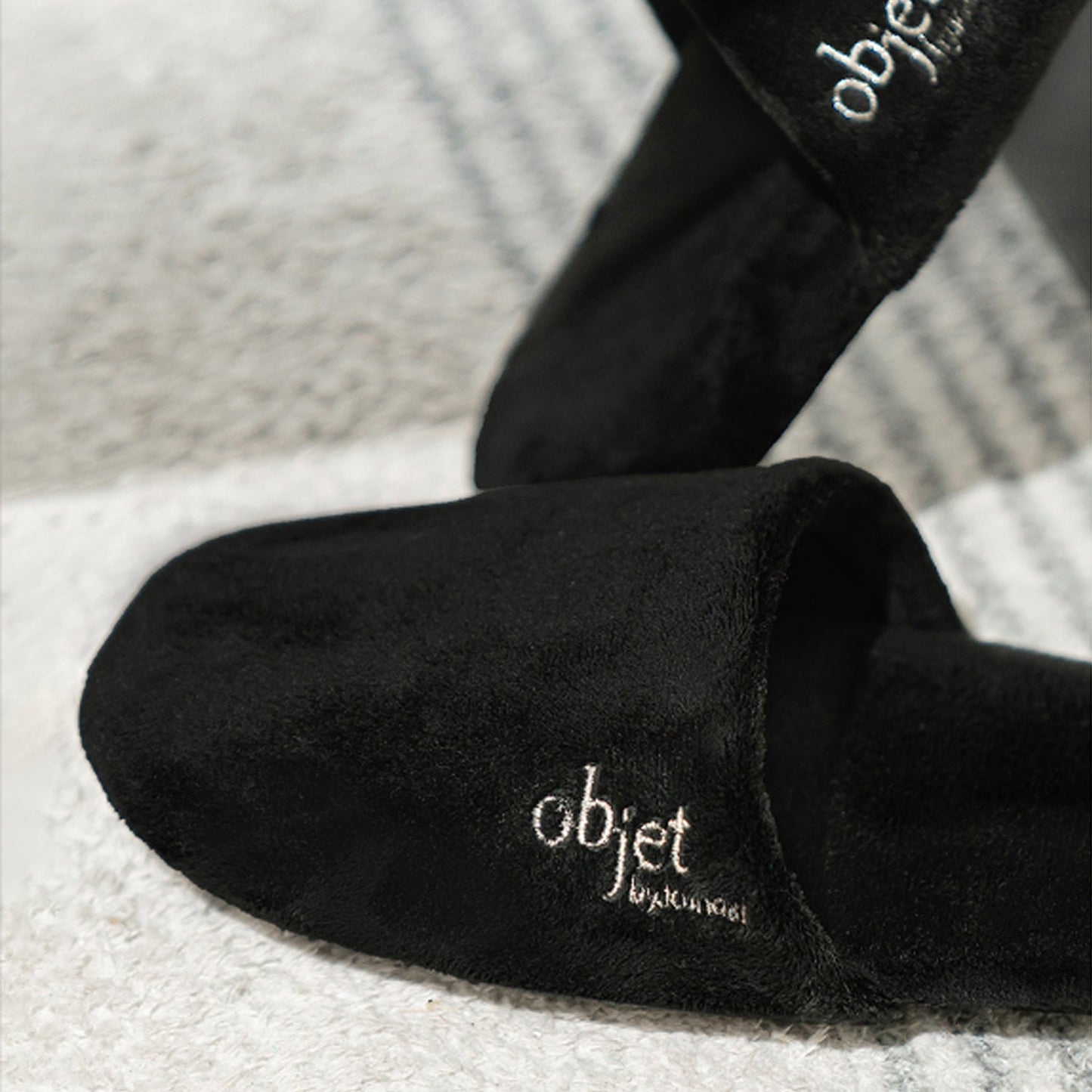 KUNDAL Objet Moist Gleam Body Wash 450ml & Room Slippers Set