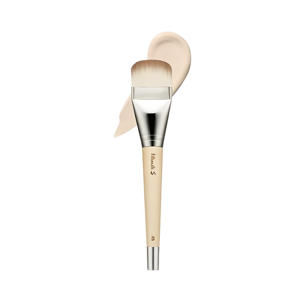 The fillimilli S Fitting Flat Foundation Brush 826 is designed for precise and flawless foundation application.